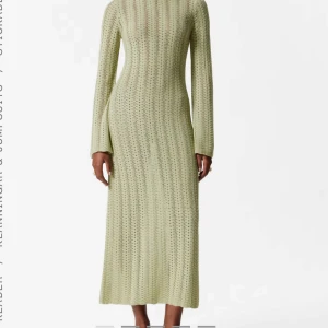 Ljusgrön stickad långklänning med snörning - Superfin ljusgrön stickad långklänning med lång ärm och snygg snörning i ryggen. Köpt för 1090 säljes för 300kr