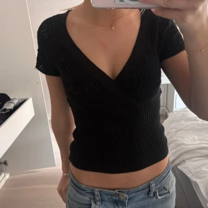 Snygg svart omlottopp - så snygg!!❤️❤️