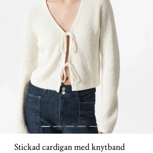 Vit stickad kofta med knytband - Köpt för 790 säljes för 150kr