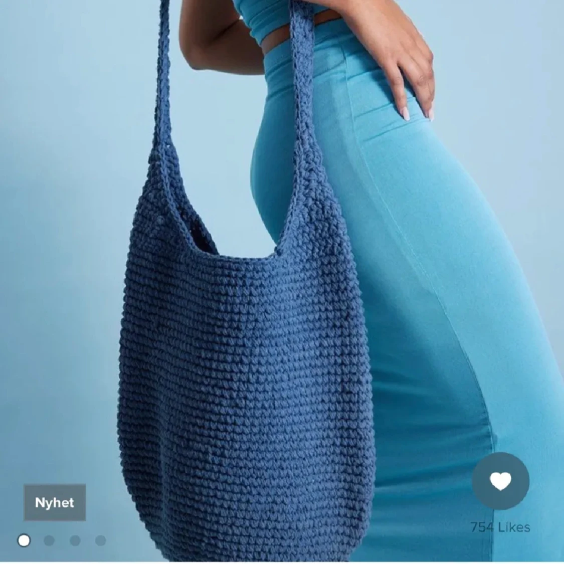 Blå stickad väska