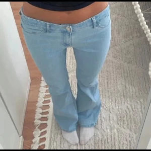 Ljusblå bootcut jeans - Säljer dessa ljus blåa lågmidjade jeansen från HM men är köpt här ifrån Plick. Jättefina men tyvärr passar inte längden mig, de är lite korta och jag är 166cm 