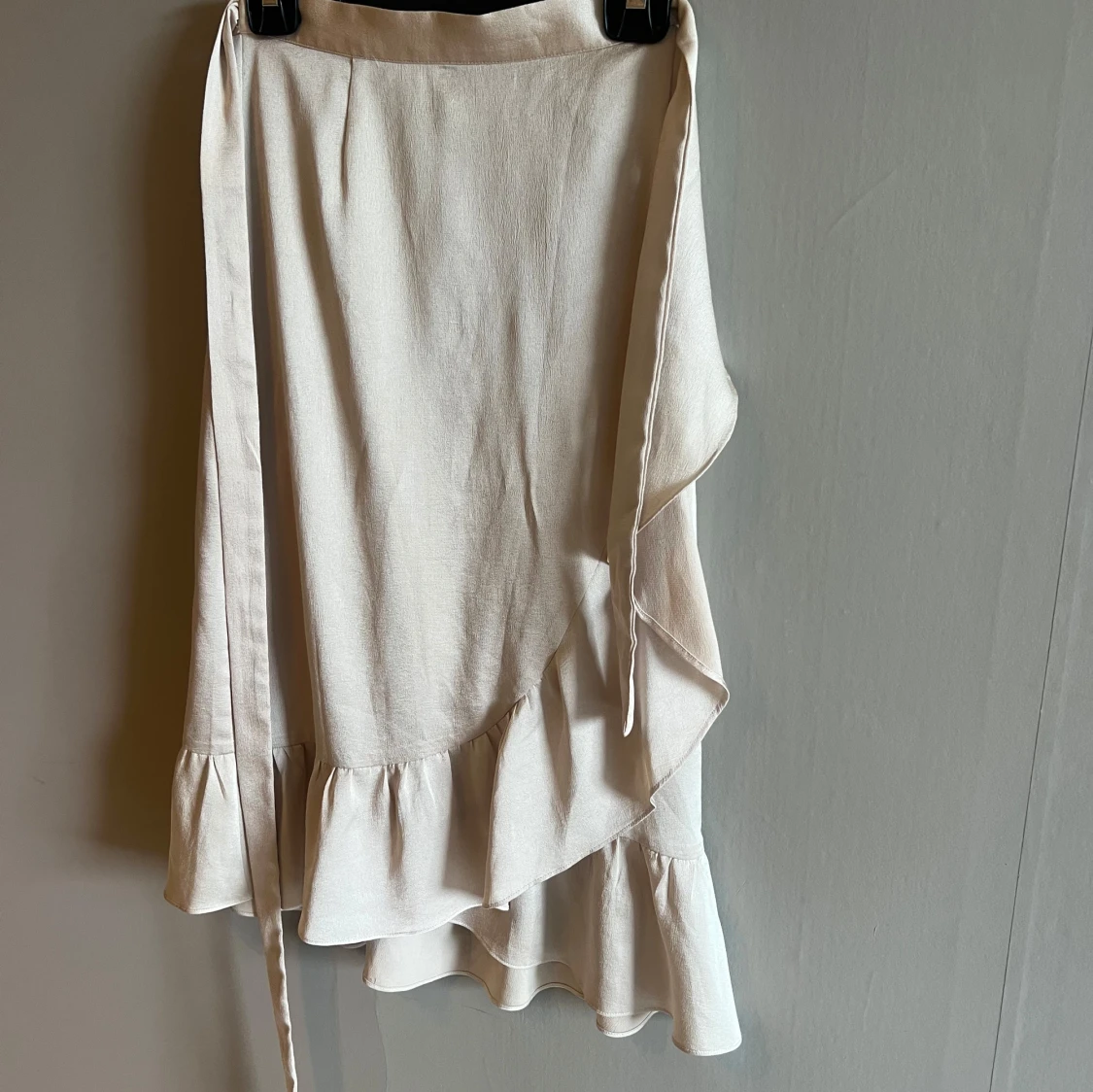 Beige omlottkjol med volang Neo Noir - 1