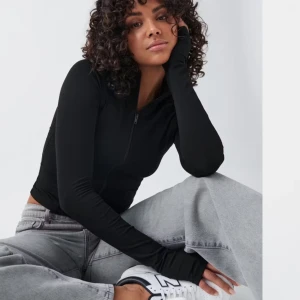 Träningstopp - Jättefin och populär träningstopp från Gina Tricot. Passar både till träning och som vanlig outfit. Knappt använd, storlek S💗Nypris 359