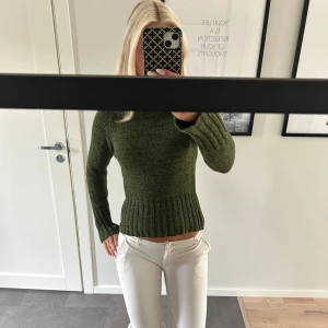 Grön stickad polotröja från Filippa K - Mysig mörkgrön polotröja från Filippa K i stickad ullmix. Bra skick och i storlek m.