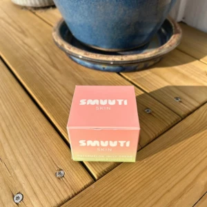Smuuti Skin Watermelon Jelly Cream - Oanvänd Smuuti Skin Watermelon Jelly Cream - bara öppnat och luktat, doftar jättegott! Det är en vegansk ansiktskräm med hyaluronsyra och vattenmelonextrakt. Kommer i en söt burk med rosa lock och grön botten, 51 ml. Ger huden fukt och glow. Perfekt för dig som vill ha en fräsch och återfuktad känsla. 😽❤️