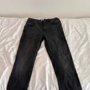 Svarta Wrangler Texas Slim jeans - Säljer ett par svarta jeans från Wrangler, modell Texas Slim. Är du intresserad av plagget är de bara att skriva.  Vill du ha billigare genom bundle eller lika feta kläder kolla bara in min profil och gör ett bundle och skriv till mig.