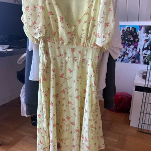 Gul blommig sommarklänning - Supersöt gul och blommig klänning som passar perfekt till skolavslutningar eller som en vanlig sommarklänning.🩷 Har använt den en gång så den är i väldigt bra skick! Den har knytband där bak och dragkedja på ena sidan. Referens för längd så är jag 163cm☺️