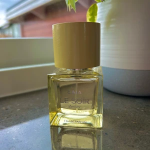 Caia Le Soir - Säljer min nästintill oanvända parfym från Caia. Dm vid intresse!💕