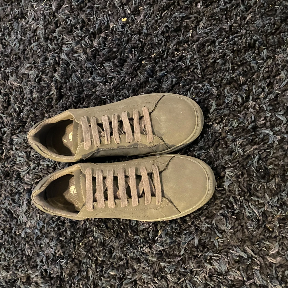 Grå sneakers i mocka-look - 1