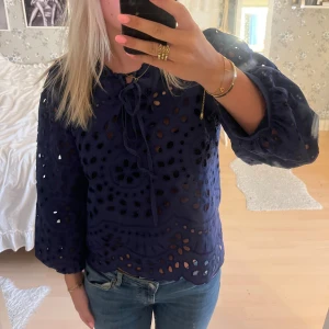 Marinblå blus - Superfin blus❤️