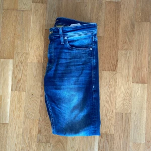 Blå Jack and Jones jeans  - Säljer klassiska blå Jack and Jones jeans. Storlek 28/30 Tapered/Mike i väldigt bra skick 