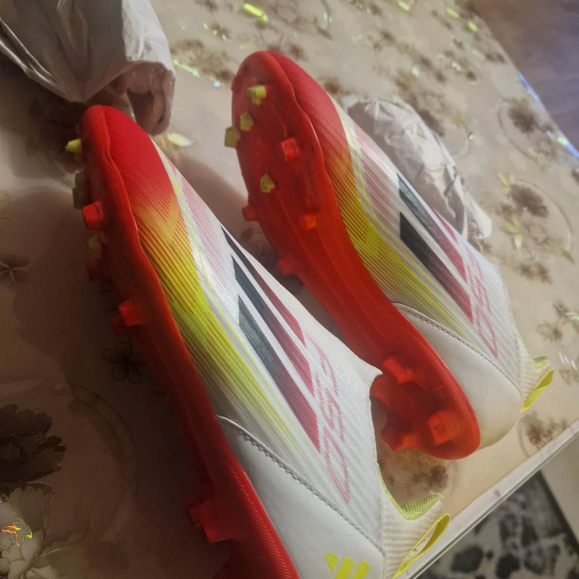 Adidas F50 vita och röda fotbollsskor