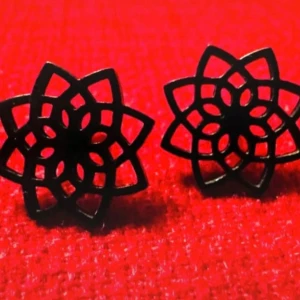 Svarta lotusörhängen i rostfritt stål – lätta och symboliska -  Stiliserade lotusörhängen i svart rostfritt stål – en symbol för andlig styrka och balans. Lätta och bekväma att bära hela dagen. Perfekta till både vardag och fest. Stiftmodell, ca 1 × 1 cm. Nya och oanvända.  Jag prutar inte, men erbjuder rabatt vid köp av flera saker. Kolla gärna mina andra annonser – jag rensar både smyckesskrin och garderob!  ⸻