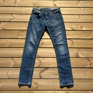 Dondup george - Säljer nu dessa sjukt snygga blåa Dondup George jeans i storlek w31. Midjan 40cm. Lår 25cm. Ytterlängd 102cm. Innerlängd 80cm. Skicket på dessa är väldigt fint 9/10. För fler frågor eller funderingar är det bara att höra av sig. 