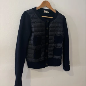 Moncler cardigan  - Eftertraktad och populär mörkblå moncler cardigan med knapp detaljer i storlek S och säljer pågrund av att den inte riktigt passar mig så inte ofta använd ☺️