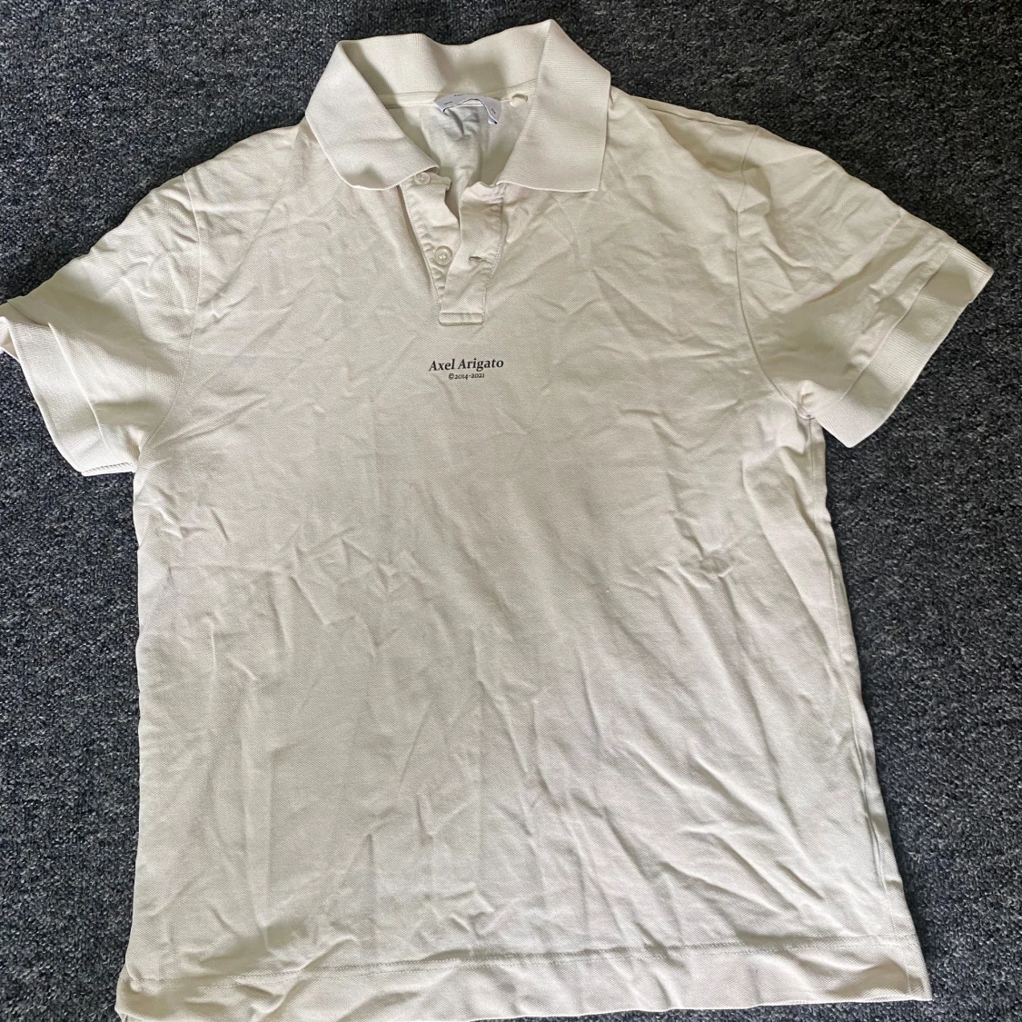 Beige pikétröja från Axel Arigato