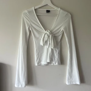 Vit topp från Gina Tricot  - Säljer denna vita populära toppen från Gina tricot som jag använt 1 gång 🌸 passar även xs om man vill ha den tajtare! 