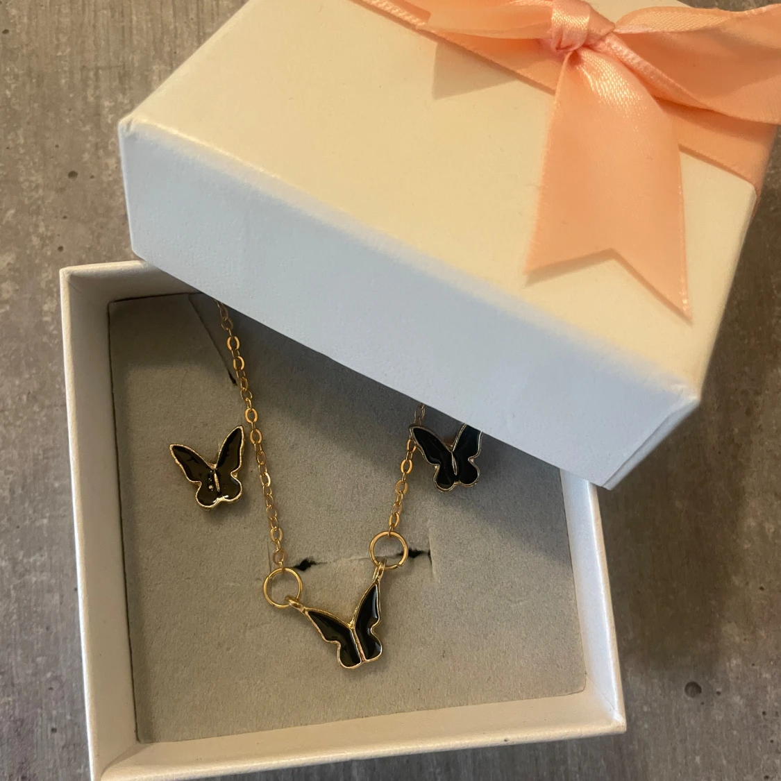 Guldigt fjärilssmyckeset svart - 2