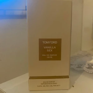Tom Ford Vanilla Sex EdP 100ml - Tom Ford Vanilla Sex Eau de Parfum i en lyxig, fyrkantig glasflaska med beige etikett och silvrig kork. Doften är varm och söt med tydliga vaniljtoner. Flaskan rymmer 100 ml och kommer i en elegant beige kartong. Helt ny❤️ Fått i present men har redan en likadan