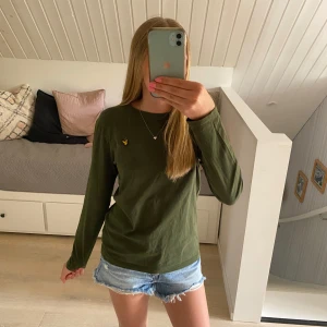 Långärmad tröja  - Långärmad militär färgad tröja från Lyle & Scott, i bomull. Passar för både killar och tjejer! På lappen står det st 14/15 years, men skulle uppskatta den som S. Nästan aldrig använd. Hör av dig vid frågor och funderingar!💕