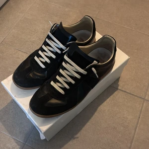 Maison margiela gats - Hej! Jag säljer just nu ett par sjukt feta maison margiela gats i bra skick. Skorna har inte skador eller så förutom att de finns 1 litet hål på båda skorna men de syns knappt. Box och dustbags ingår vid köp och jag gör rent skorna innan jag fraktar! Skriv om du har några frågor