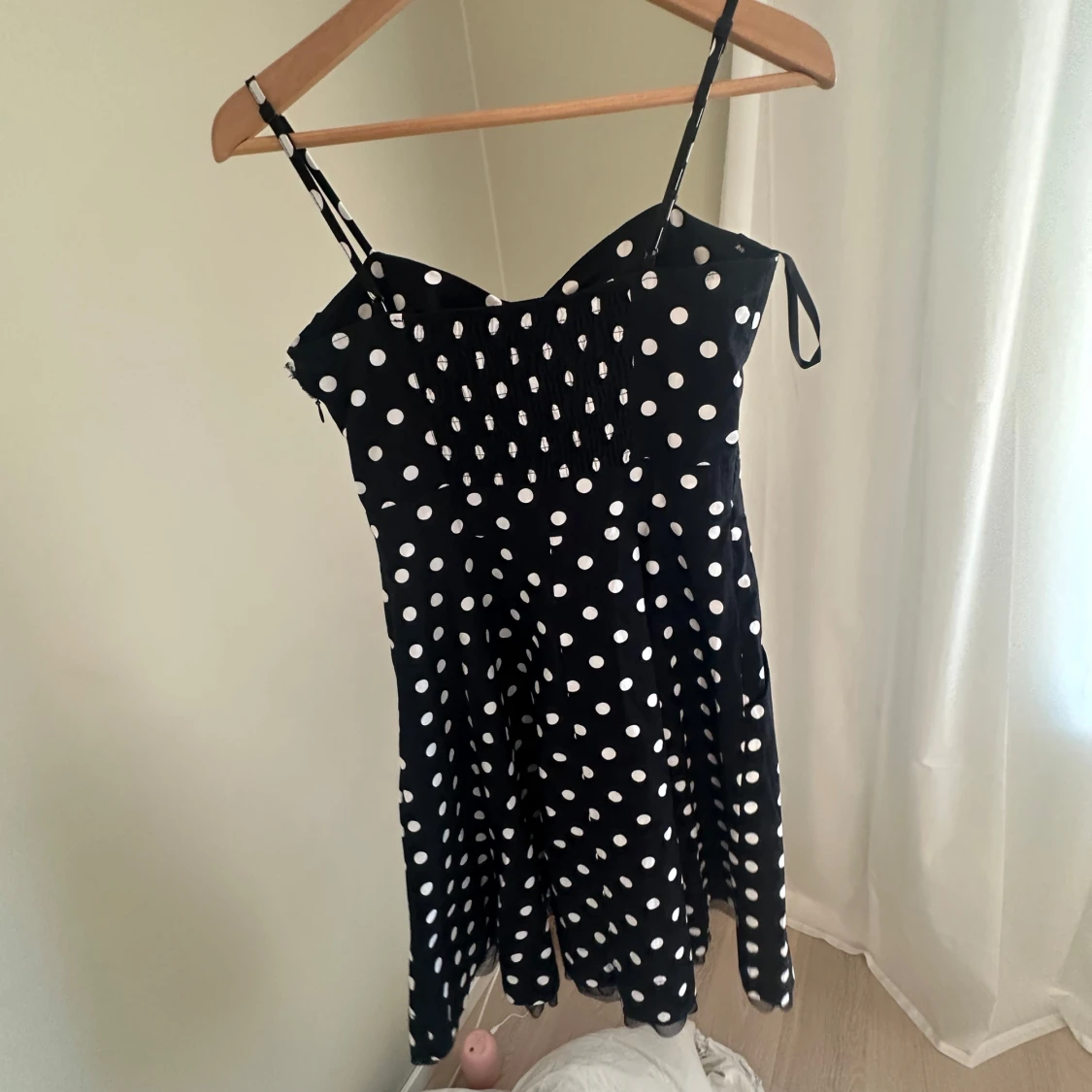Svart prickig kort klänning - 2