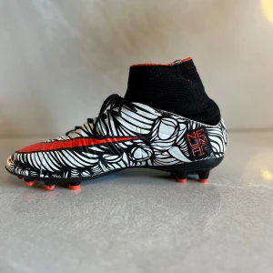 Nike Hypervenom fotbollsskor  - Nike Hypervenom fotbollsskor använda relativt mycket men fotfarande i väldigt bra sick vid mer bilder skriv storlek 37.5 men ganska använda så passar 38.5 och till och med 39 lite stora i storleken. Pris kan diskuteras! 