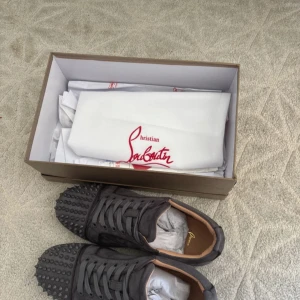 Christian Louboutin grå spikar  - Använt en gång 