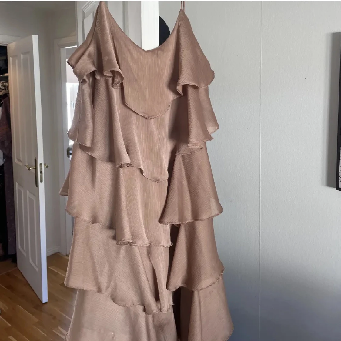 Beige volangklänning med smala axelband