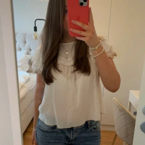 Vit blus med volanger - Populär blus från & other stories. Superfin!!