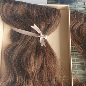 Rapunzel of Sweden löshår brunt - Löshår från Rapunzel of Sweden i en naturlig brun nyans med mjuka vågor. Fästes med clips och tråd, perfekt för att ge extra volym och längd. Kommer med tillbehör som kam och clips. Håret är av hög kvalitet och ser riktigt naturligt ut.