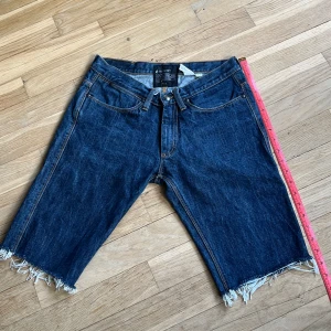 Acne shorts - Acne action jeans klippta till shorts, köpta secondhand. Mått syns på bild (förhoppnkngsvis) annars skriv!