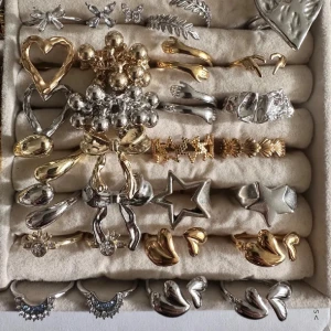 Silverfärgad ring med kanin och dödskalle - Unik och cool ring i silverfärg med en kombination av kaninöron och dödskalle. Perfekt för att ge en edgy touch till din stil. Passar bra för dig som gillar statement-smycken.