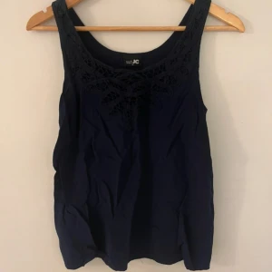 Marinblått spets linne - Marinblått linne med spets upptill💙