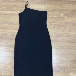 Svart klänning  - En svart klänning med slits i stl S som är i väldigt bra skick säljs för 150 kr. 