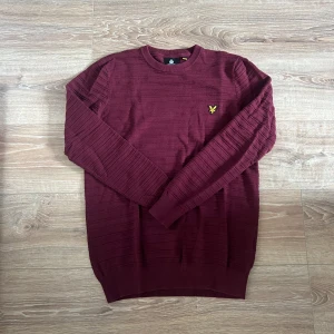 Lyle & scott tröja  - En snygg tröja i bra skick utan några som helst anmärkningar. Hör av er vid ytterligare frågor annars fritt fram att köpa!                              (Postar inom 24h)
