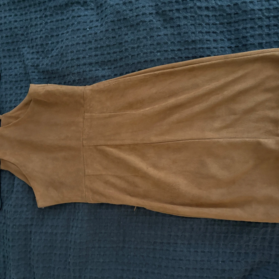 Brun mockaklänning med smala axelband - 1