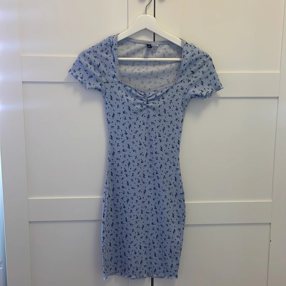 Ljusblå blommig kortklänning H&M Divided