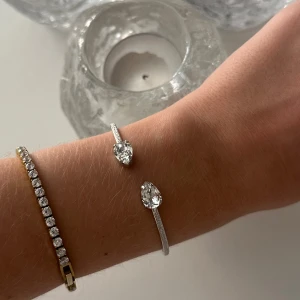 Caroline Svedbom armband  - Armband från Caroline Svedbom. Endast använt ett par gånger, nyskick! Pris kan diskuteras vid snabb affär 🌸kan även mötas upp i innerstan