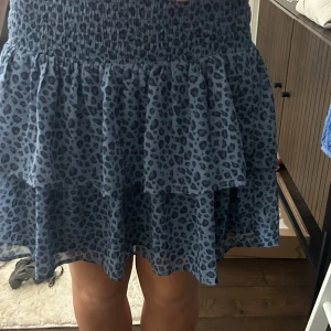 Volang kjol - Jätte söt kjol från Kappahl. Använd kanske 1 gång💕så i nyskick! Storlek 170 som passar från s-m om inte mer eftersom den är strechig. Skriv vid intresse! Pris kan diskuteras vid snabbt köp💕🤗