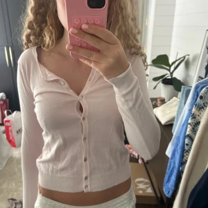Rosa kofta  - Jätte söt rosa kofta från mango! Säljer pga att den är för liten! Storlek M men passar mer som s! 💕skriv vid intresse! Pris kan diskuteras vid snabbt köp🤗