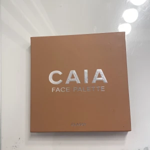 CAIA Face Palette Classy - Snygg face palette från CAIA i färgen Classy med fyra nyanser, den är andvänd men i ett nyare skick 💕