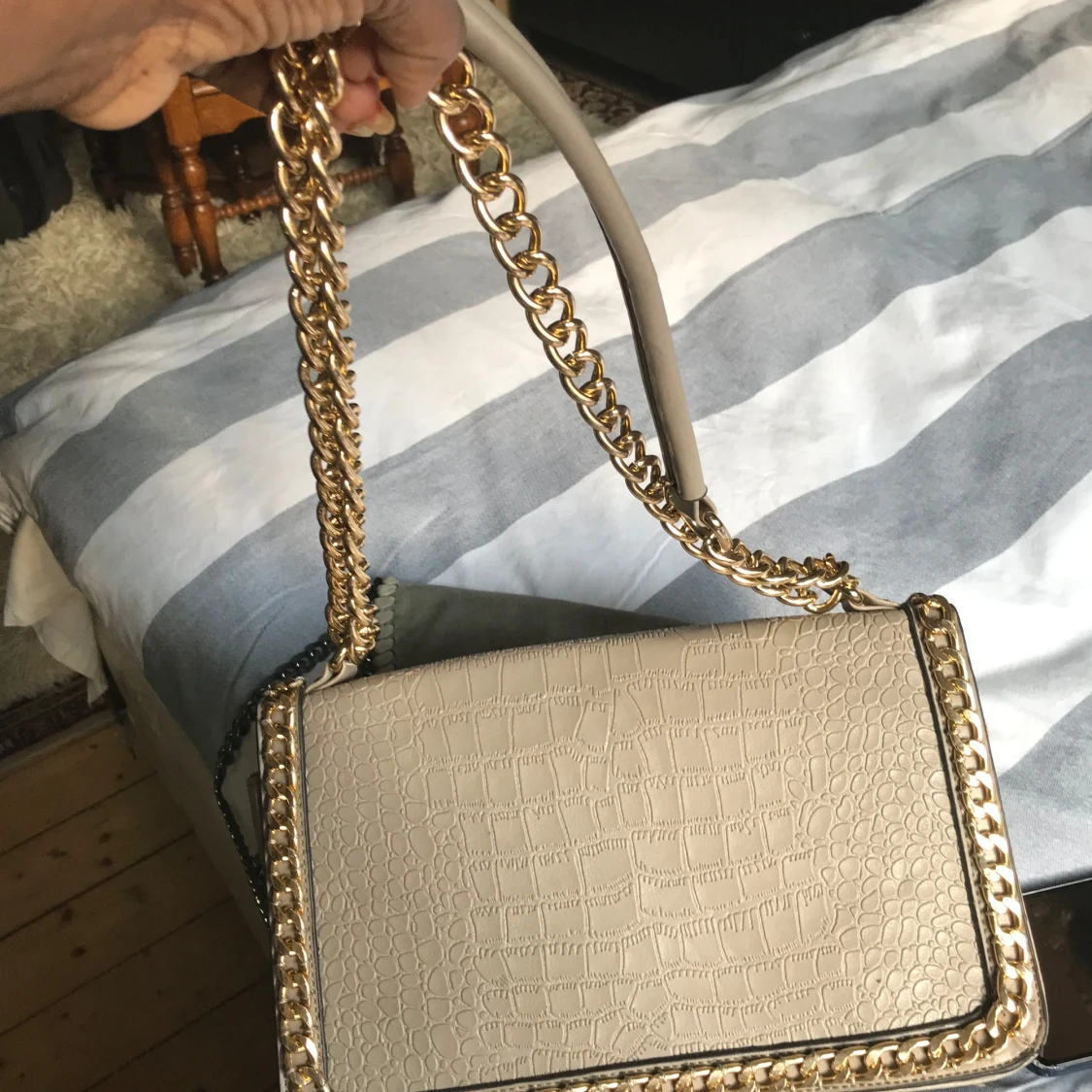 Beige axelväska med kedjedetaljer