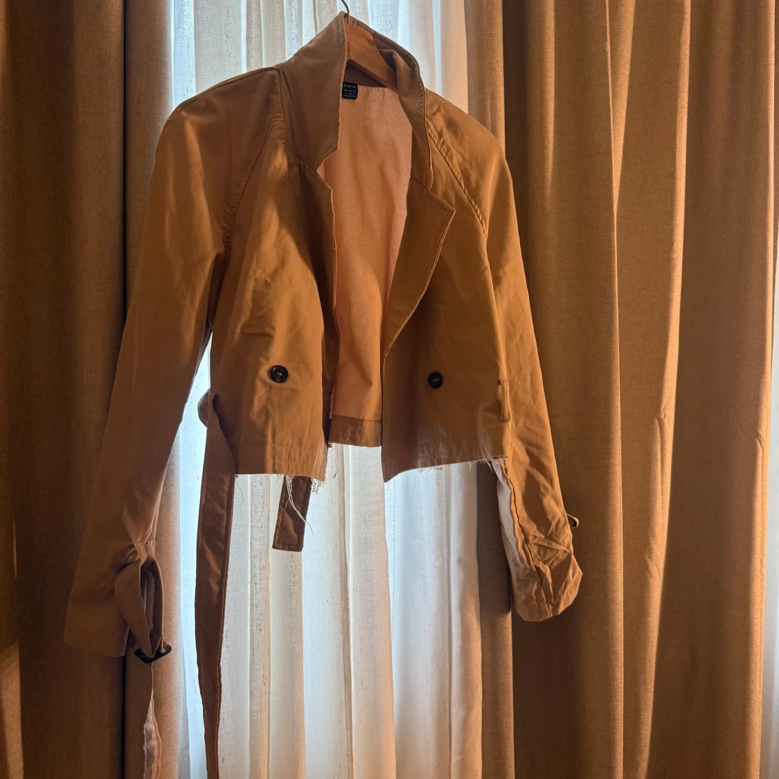 Beige croppad trenchcoat med bälte - 1