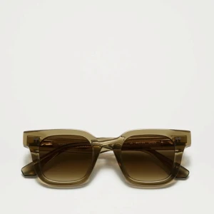 2 solglasögon från chimi  - 2 snygga solglasögon från chimi. Ett par i transparent som är helt oanvända och ett par gröna som är i gott skick. Båda i modellen 04. Jag säljer båda som ett paket för 1100kr. Med glasögonen kommer tillhörande fodral och putsduk!