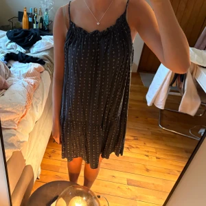 Sommarklänning  - Söt sommarklänning🩶klänningen är i storleken en 38 men passar en 36.