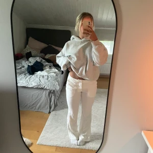 Vita linnebyxor från H&M  - Säljer ett par helt nya och oanvända vita linnebyxor från H&M Divided i storlek 38! Lite för små för mig, jag är 162 cm och dem är bra i längd, skulle säga att dem passar en s bättre.