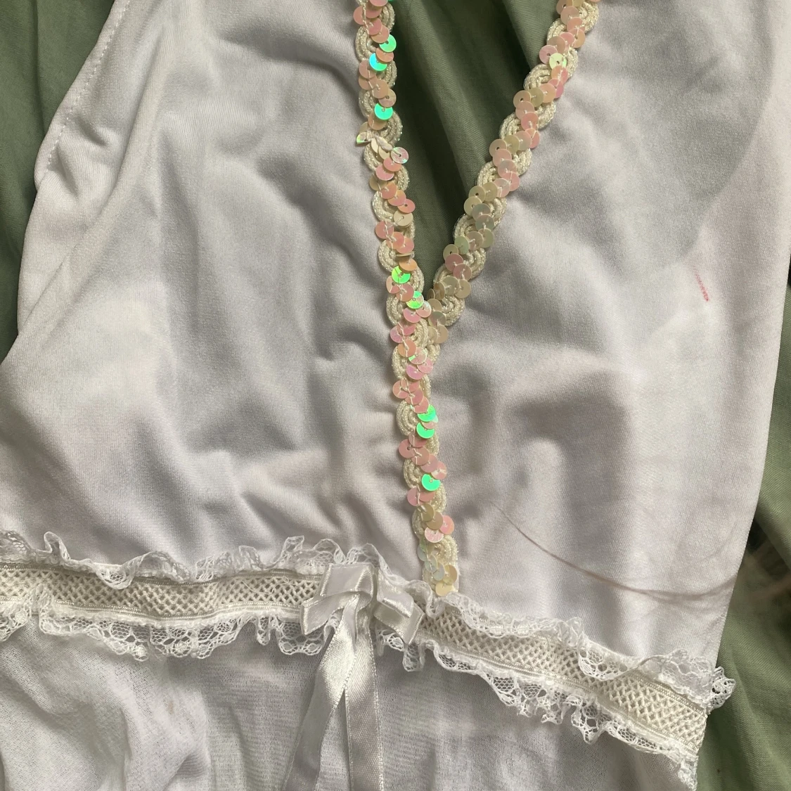 Vit topp med paljetter - 2