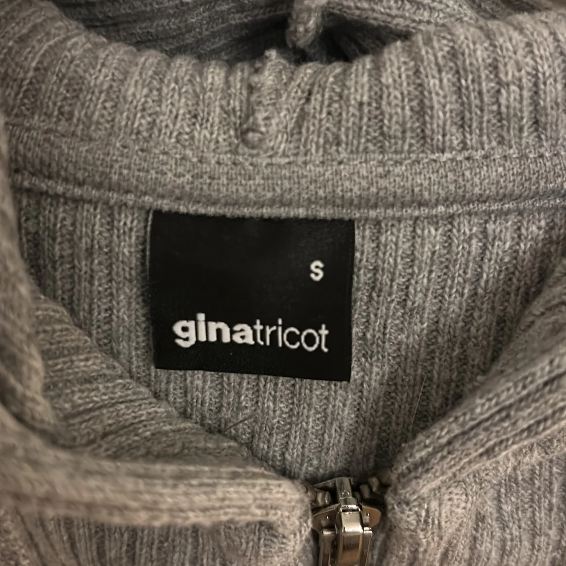Grå ribbad hoodie från Gina Tricot - 2