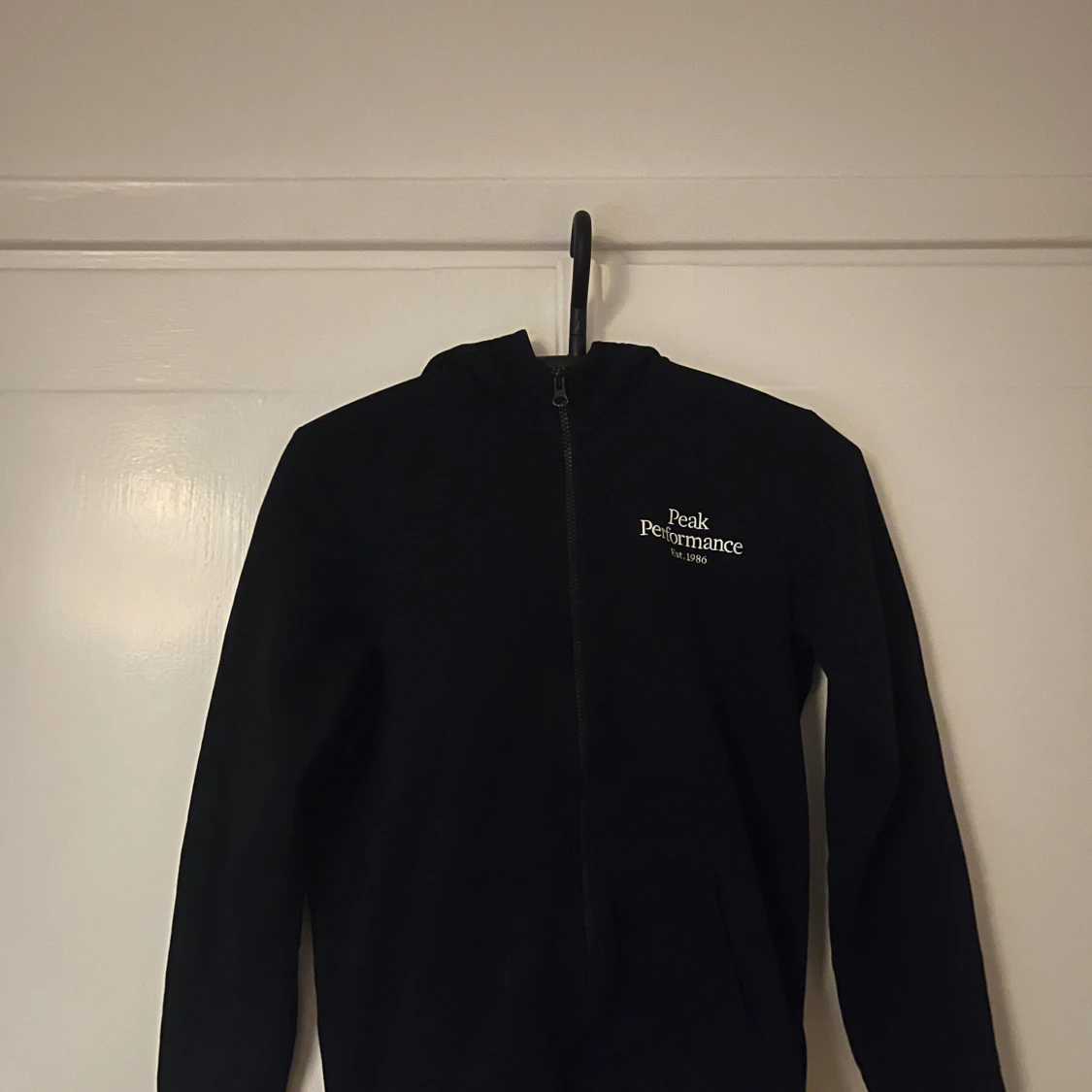 Svart hoodie från Peak Performance